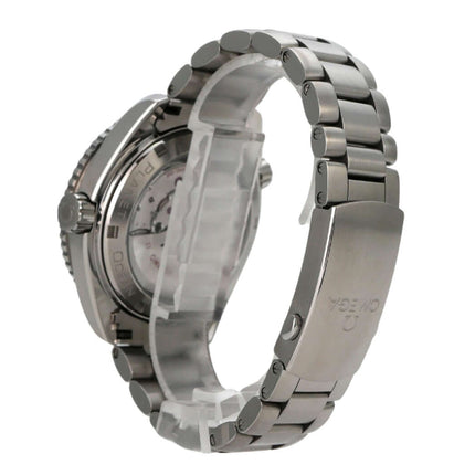 Omega Seamaster Planet Ocean GMT 232.90.44.22.03.001 seitliche Ansicht mit titanstarkem Armband