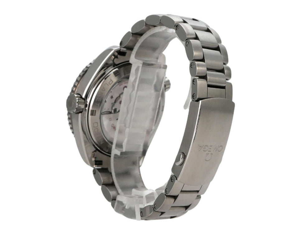 Omega Seamaster Planet Ocean GMT 232.90.44.22.03.001 seitliche Ansicht mit titanstarkem Armband