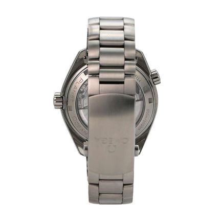 Omega Seamaster Planet Ocean GMT 232.90.44.22.03.001 Rückansicht des Titanarmbands und Gehäuses.