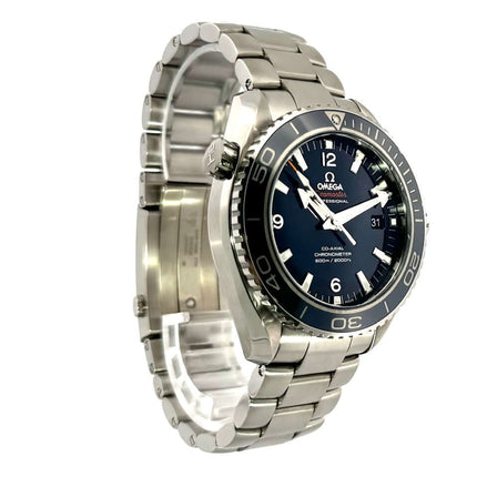 Omega Seamaster Planet Ocean 600M Titan 46mm Herrenuhr mit blauem Zifferblatt und Titanarmband.