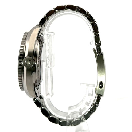 Seitenansicht der Omega Seamaster Planet Ocean 600M Titan Uhr mit Titan Gehäuse und Armband, Ref. 232.90.46.21.03.001