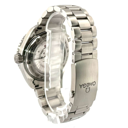 Rückseite der Omega Seamaster Planet Ocean 600M Titan Armbanduhr mit Sicht auf das Titanarmband und Gehäuse.