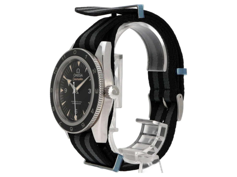 Omega Seamaster 300 Master Co-Axial James Bond Spectre 233.32.41.21.01.001 Uhr mit NATO-Armband und schwarzem Zifferblatt