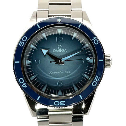 OMEGA Seamaster 300 Co-Axial Master Chronometer Sommer Blau, Edelstahlgehäuse, blaues Zifferblatt, poliertes Edelstahlband.
