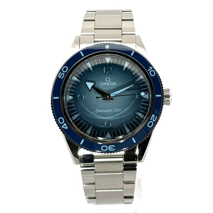 OMEGA Seamaster 300 Co-Axial Master Chronometer 234.30.41.21.03.002 mit blauem Zifferblatt und Edelstahlband.