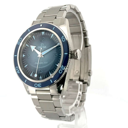 OMEGA Seamaster 300 Co-Axial Master Chronometer 234.30.41.21.03.002 mit blauem Zifferblatt und Edelstahlarmband.