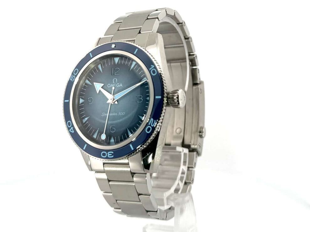 OMEGA Seamaster 300 Co-Axial Master Chronometer 234.30.41.21.03.002 mit blauem Zifferblatt und Edelstahlarmband.