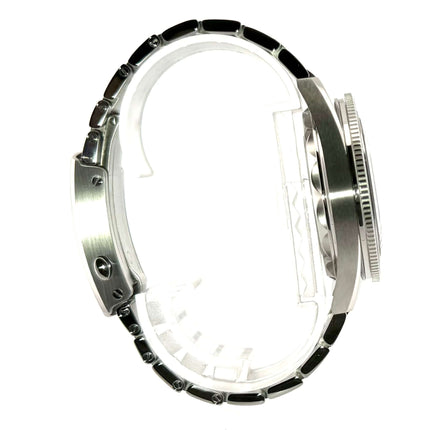 OMEGA Seamaster 300 Co-Axial Master Chronometer, Seitenansicht des Edelstahlgehäuses und Armbands