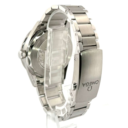 Rückansicht des OMEGA Seamaster 300 Co-Axial Master Chronometer mit Edelstahlgehäuse und Armband.