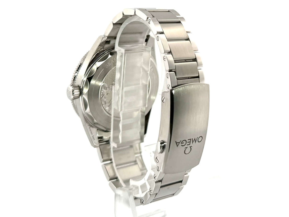 Rückansicht des OMEGA Seamaster 300 Co-Axial Master Chronometer mit Edelstahlgehäuse und Armband.