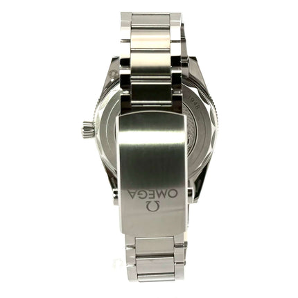 Rückseite OMEGA Seamaster 300 Co-Axial Master Chronometer Edelstahlband mit Sicherheitsfaltschließe.