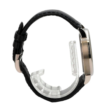 A. Lange & Söhne 1815 Auf Ab Weißgold 234.026 Uhransicht von der Seite mit schwarzem Alligatorlederband.