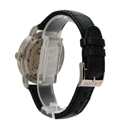 A. Lange & Söhne 1815 Auf Ab Weißgold 234.026 Rückansicht mit schwarzem Alligatorlederband.