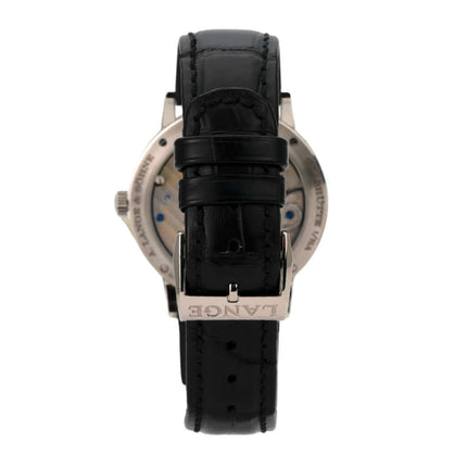 Rückansicht der A. Lange & Söhne 1815 Auf Ab Weißgold 234.026 mit schwarzem Alligatorlederband.