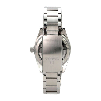 Detailansicht der OMEGA Seamaster 300 Co-Axial Master Chronometer 234.30.41.21.01.001 mit Edelstahlband.