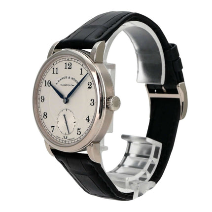 A. Lange & Söhne 1815 Weißgold 235.026, elegante Herrenuhr aus 18 kt Weißgold mit schwarzem Lederband