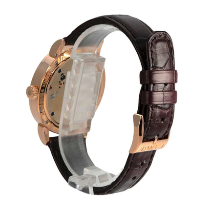 A. Lange & Söhne 1815 Rotgold 235.032 mit braunem Alligatorlederband und 18 kt Rotgold-Gehäuse auf der Seite.