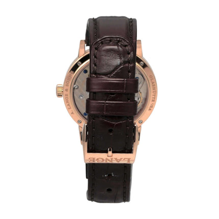 A. Lange & Söhne 1815 Rotgold 235.032, Rückansicht mit braunem Alligatorlederband und 18 kt Rotgold-Gehäuse.