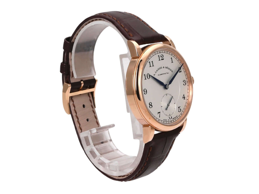 A. Lange & Söhne 1815 Rotgold Uhr mit braunem Alligatorlederband und massivem Silberzifferblatt, Seitenansicht.