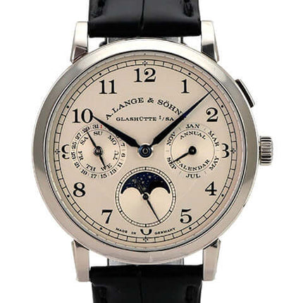 A. Lange & Söhne 1815 Jahreskalender 238.026 mit 18 kt Weißgold Gehäuse und schwarzem Alligatorlederband.