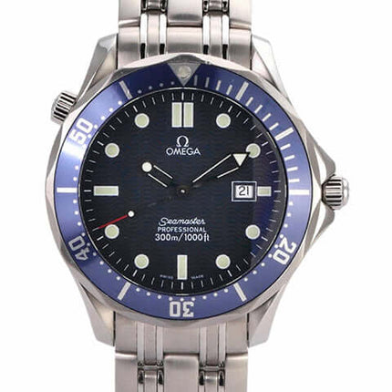 Omega Seamaster 300M Quarz 2541.80.00 mit blauem Zifferblatt und Edelstahlarmband, unidirektionale Lünette, Heliumventil bei 10 Uhr.