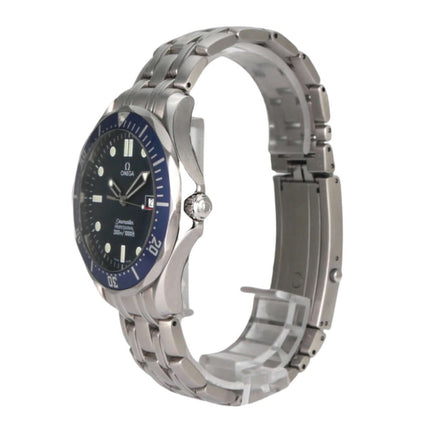 Omega Seamaster 300M Quarz 2541.80.00 mit poliertem Edelstahlgehäuse, blauer Lünette und Edelstahlarmband, Seitenansicht.