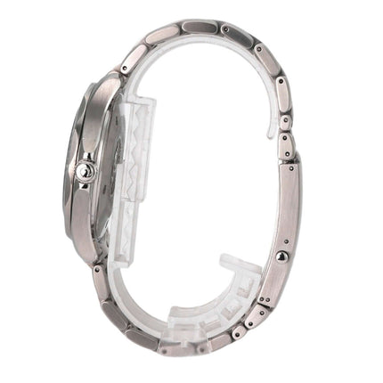 Seitenansicht des Omega Seamaster 300M Quarz 2541.80.00 mit poliertem Edelstahlarmband und Heliumventil bei 10 Uhr.