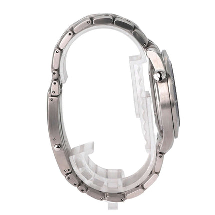 Seitenansicht der Omega Seamaster 300M Quarz 2541.80.00 in Edelstahl mit poliertem und satiniertem Armband.