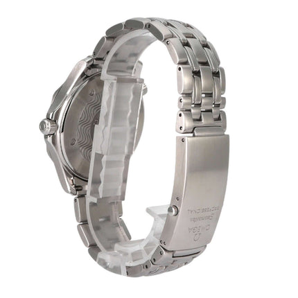 Rückseite der Omega Seamaster 300M Quarz mit Edelstahlarmband und Faltschließe, Heliumventil bei 10 Uhr sichtbar.