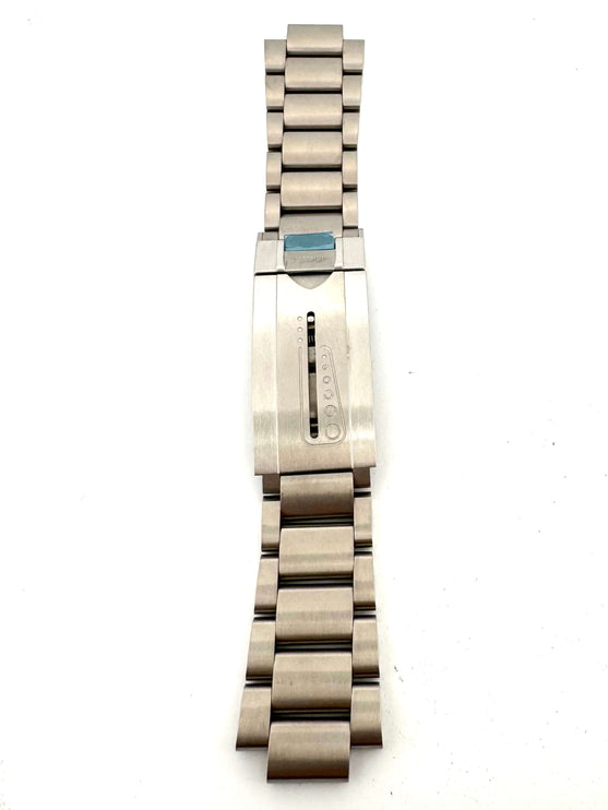 Armband der Tudor Pelagos Titan Blue 25600TB-0001 aus satiniertem Titan mit Sicherheitsfaltschließe und Taucherverlängerung.