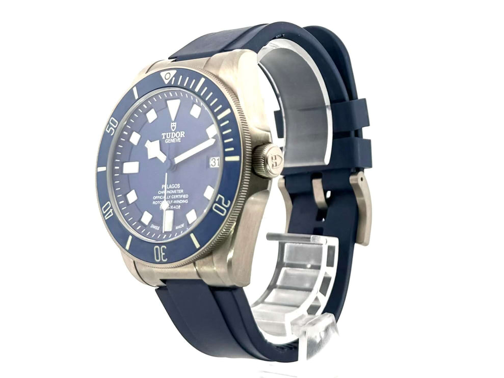 "Tudor Pelagos Titan Blue 25600TB-0001 mit blauer Keramik Lünette und blauem Kautschukarmband aus Titan, Seitansicht"