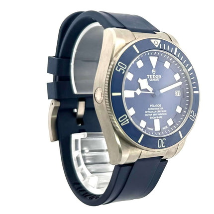 Tudor Pelagos Titan Blue 25600TB-0001, Titangehäuse, blaues Kautschukarmband, bis 500 Meter wasserdicht, seitliche Ansicht.