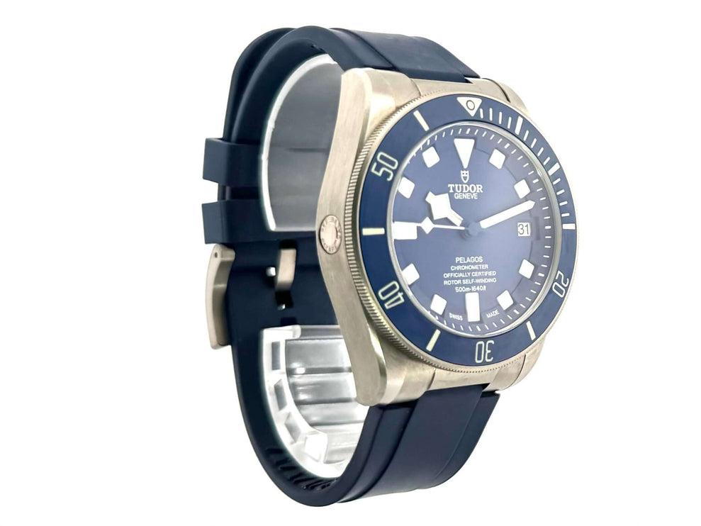 Tudor Pelagos Titan Blue 25600TB-0001, Titangehäuse, blaues Kautschukarmband, bis 500 Meter wasserdicht, seitliche Ansicht.