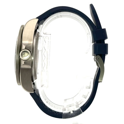 Seitenansicht der Tudor Pelagos Titan Blue 25600TB-0001 mit blauem Kautschukarmband und Titan-Gehäuse