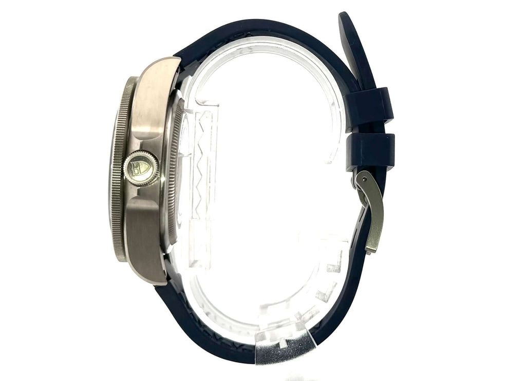 Seitenansicht der Tudor Pelagos Titan Blue 25600TB-0001 mit blauem Kautschukarmband und Titan-Gehäuse