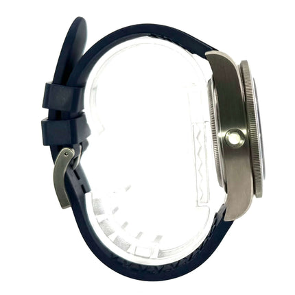 Tudor Pelagos Titan Blue 25600TB-0001 Seitenansicht, Titan Gehäuse, blaues Kautschukarmband, Heliumventil sichtbar