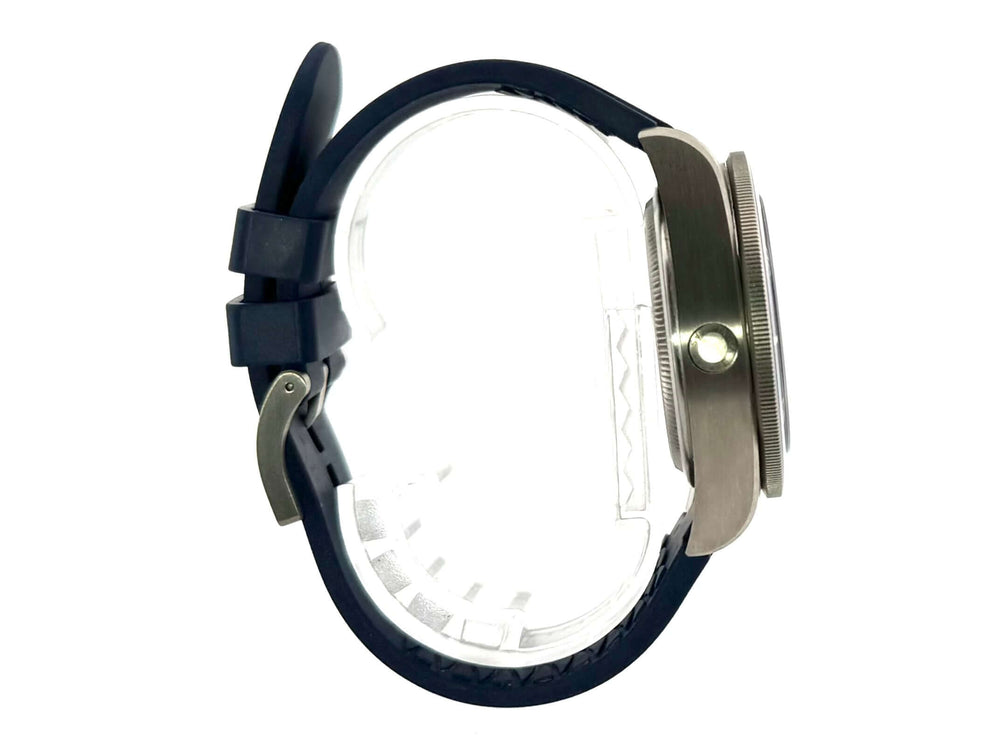 Tudor Pelagos Titan Blue 25600TB-0001 Seitenansicht, Titan Gehäuse, blaues Kautschukarmband, Heliumventil sichtbar