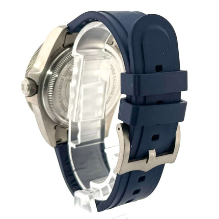 Rückansicht der Tudor Pelagos Titan Blau 25600TB-0001 mit blauem Kautschukarmband und Sicherheitsfaltschließe.