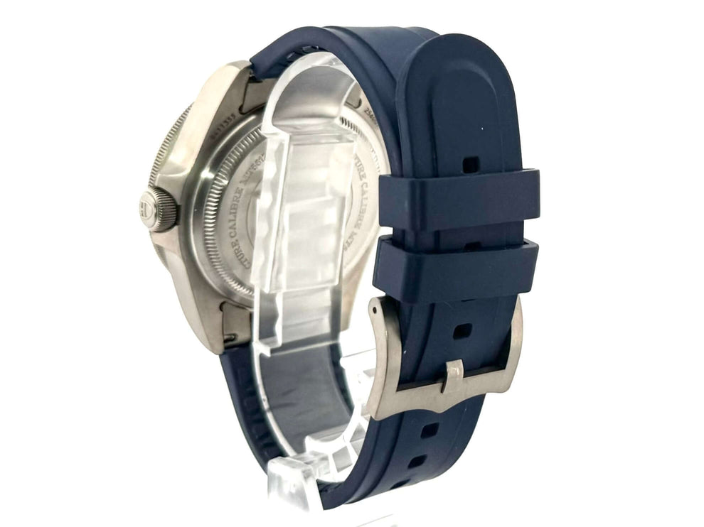 Rückansicht der Tudor Pelagos Titan Blau 25600TB-0001 mit blauem Kautschukarmband und Sicherheitsfaltschließe.