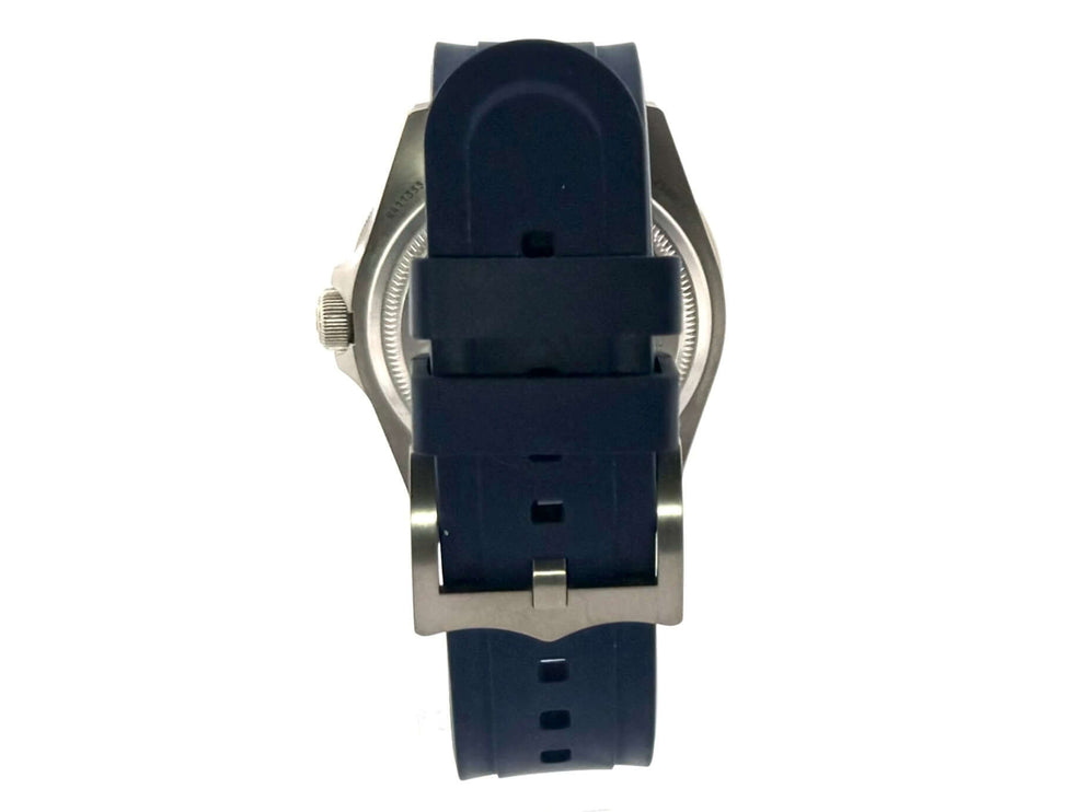 Rückseite der Tudor Pelagos Titan Blue 25600TB-0001 Uhr mit blauem Kautschukarmband und Titanschließe.