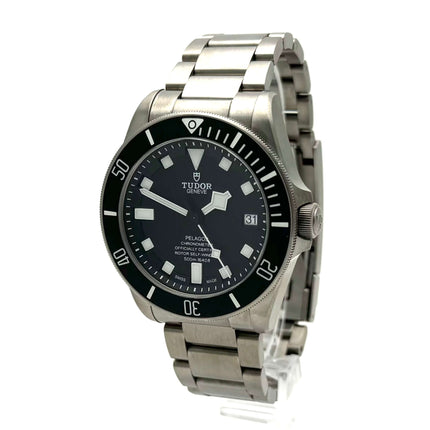 Tudor Pelagos Titan Black 25600TN Automatik Datumsanzeige Taucheruhr, satiniertes Titan-Gehäuse und Armband, schwarze Keramiklünette.