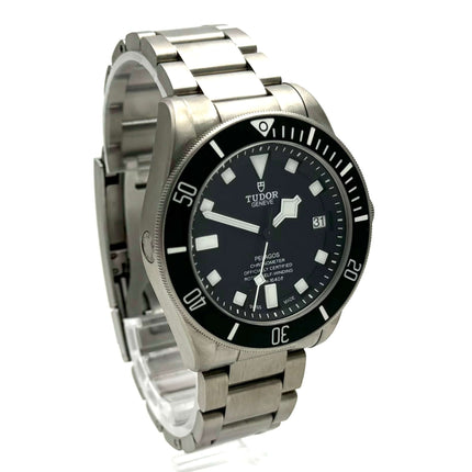 Uhr Tudor Pelagos Titan Black Automatik 42mm Ref. 25600TN, Baujahr 2022, Titan-Gehäuse und -Armband, schwarze Keramik-Lünette, schwarzes Zifferblatt