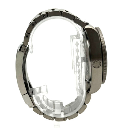 Tudor Pelagos Titan Black 25600TN - Seitenansicht des 42 mm Titangehäuses und satiniertes Titanarmband mit Sicherheitsfaltschließe.