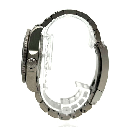 Seitenansicht der Tudor Pelagos Titan Black Armbanduhr, Ref. 25600TN mit satiniertem Titan-Gehäuse und Sicherheitsfaltschließe, 42 mm Gehäusedurchmesser.