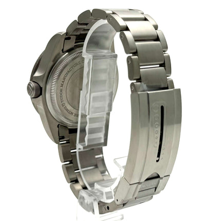 Rückansicht des Tudor Pelagos Titan Black 25600TN mit satiniertem Titanarmband und Sicherheitsfaltschließe