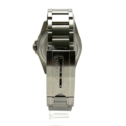 Rückansicht des Tudor Pelagos Titan Black 25600TN mit satiniertem Titan-Armband und Sicherheitsfaltschließe