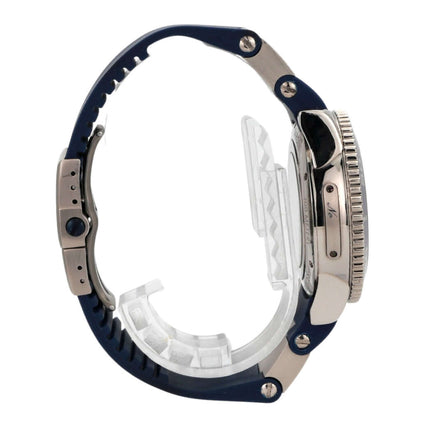 Ulysse Nardin Marine Diver 260-32-3A Uhr seitliche Ansicht mit Kautschukarmband und 18 kt Weißgold Gehäuse.