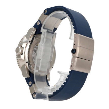 Seitenansicht der Ulysse Nardin Marine Diver 260-32-3A mit blauem Kautschukarmband und poliertem Gehäuse aus 18 kt Weißgold.