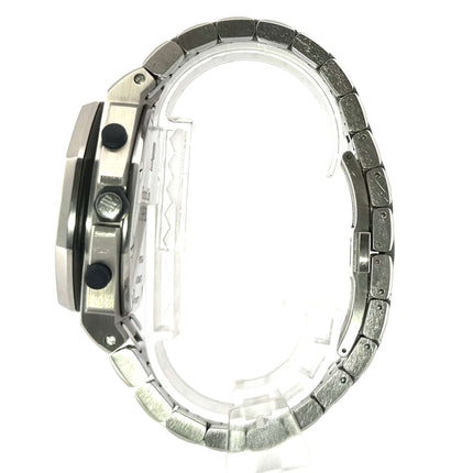 Seitenansicht der Audemars Piguet Royal Oak Offshore Uhr mit poliertem Edelstahlgehäuse und Edelstahlarmband.