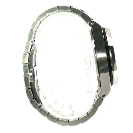 Seitenansicht der Audemars Piguet Royal Oak Offshore 26020ST.OO.D020IN.01.A mit poliertem Edelstahlgehäuse und Edelstahlarmband